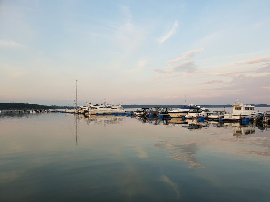 Hur skönt är det inte att få jobba en söndagskväll i Viggbyholms marina när fina båtar, solnedgången och ett stilla hav som skiftar i rosa och blått är ens utsikt?
